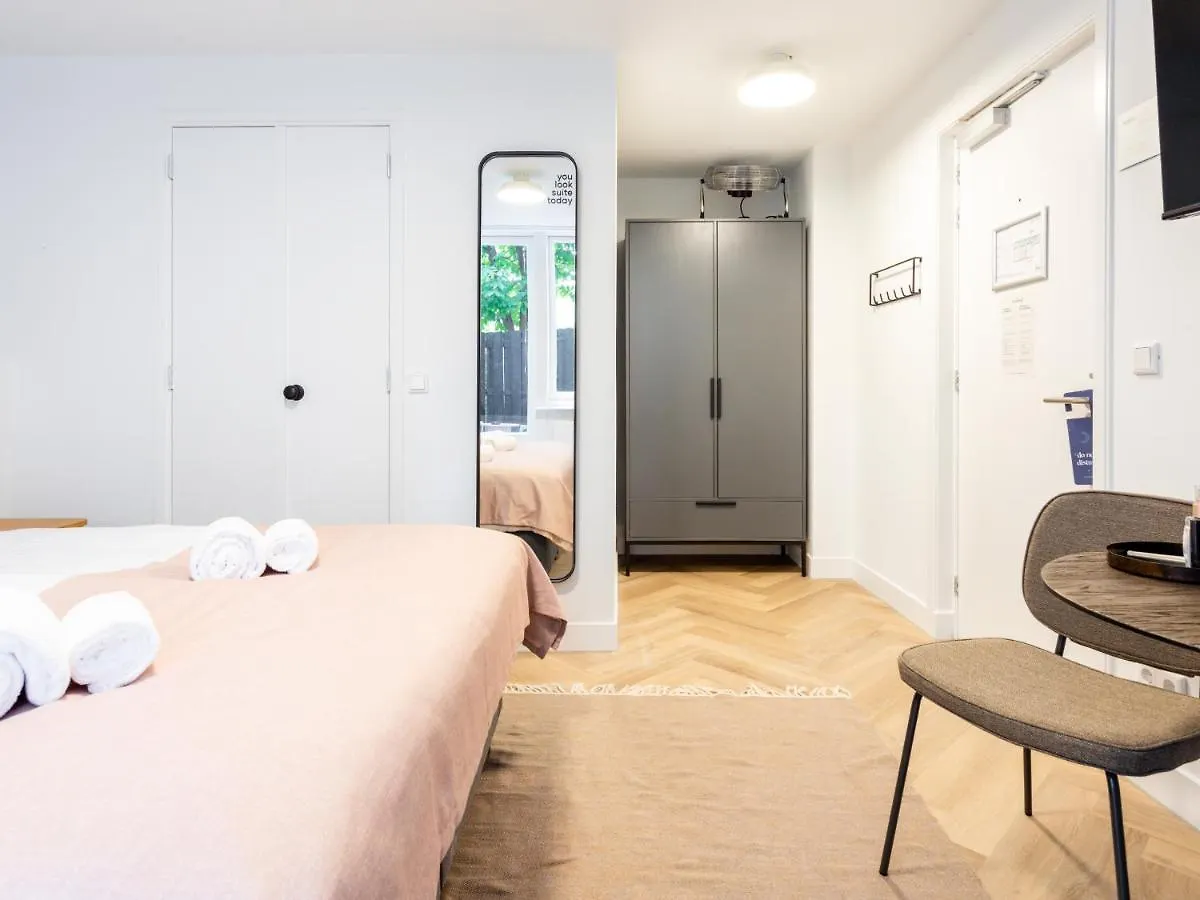 Limehome Amsterdam Hemonystraat - Digital Access Hotel